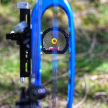 How To Aim A Compound Bow With A Peep Sight (Guide)