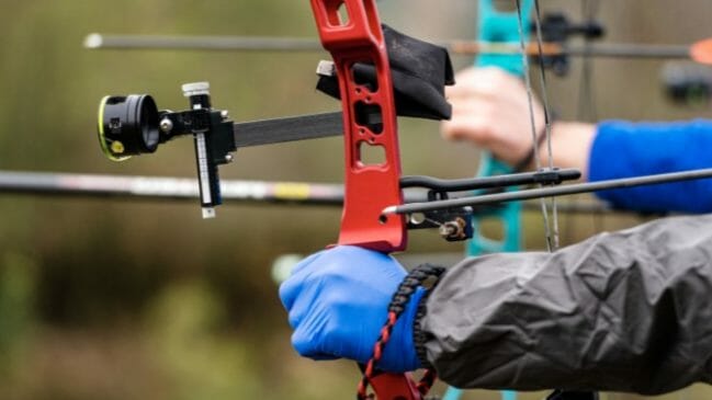 How To Aim A Compound Bow With A Peep Sight (Guide)